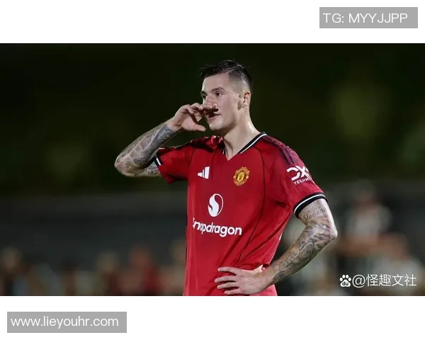 镜头捕捉:曼联赛场小动作引发热议 镜头捕捉:曼联赛场小动作引发热议