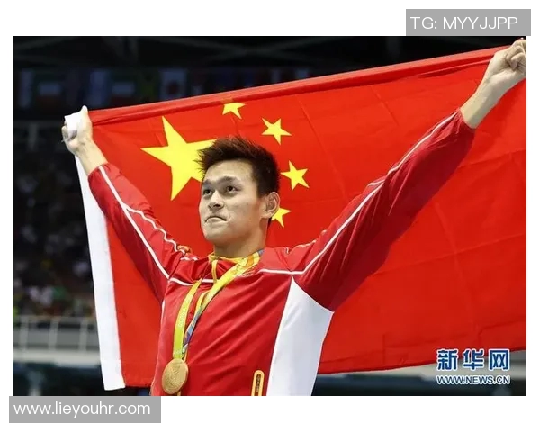 球员身穿国旗庆祝夺冠，感动无数网友